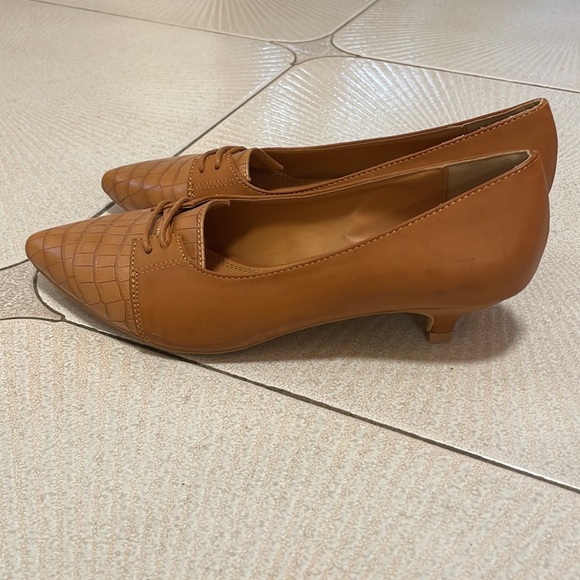 Never worn shoes - Picture 2 of 3